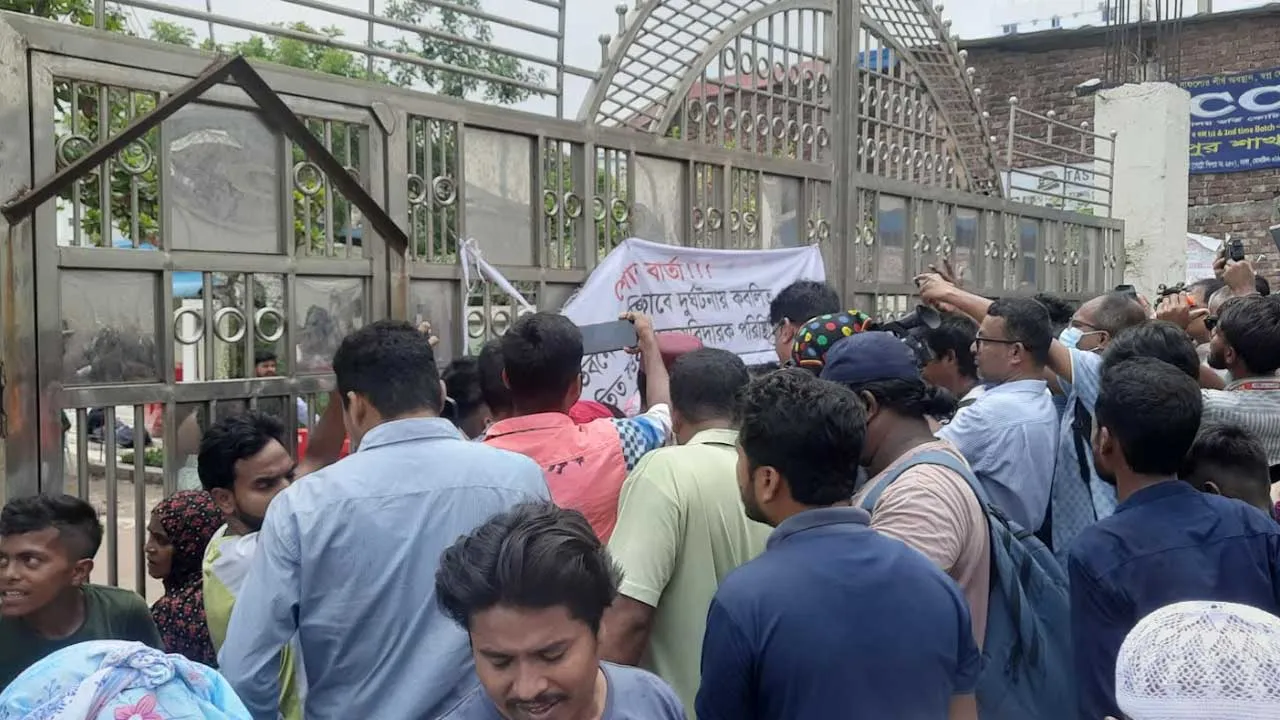 মাইলস্টোনের গেটে তালা, বাইরে উৎসুক জনতার ভিড়