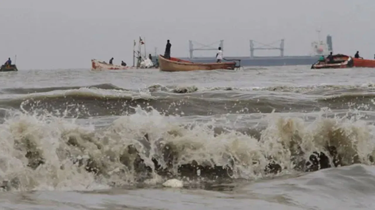 সমুদ্র বন্দরে ৩ নম্বর সতর্ক সংকেত