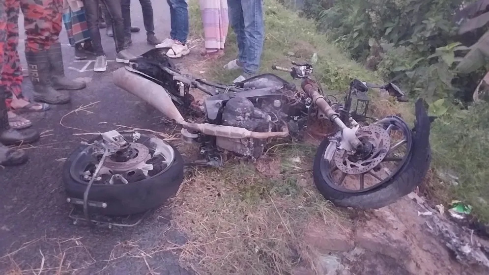 প্রবাসী দুলাভাই ও শ্যালককে কুপিয়ে জখম, মোটরসাইকেলে আগুন