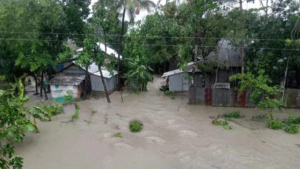 নিম্নচাপে উপকূলের ১৫ জেলায় জলোচ্ছ্বাস ও ভারি বৃষ্টির আশঙ্কা