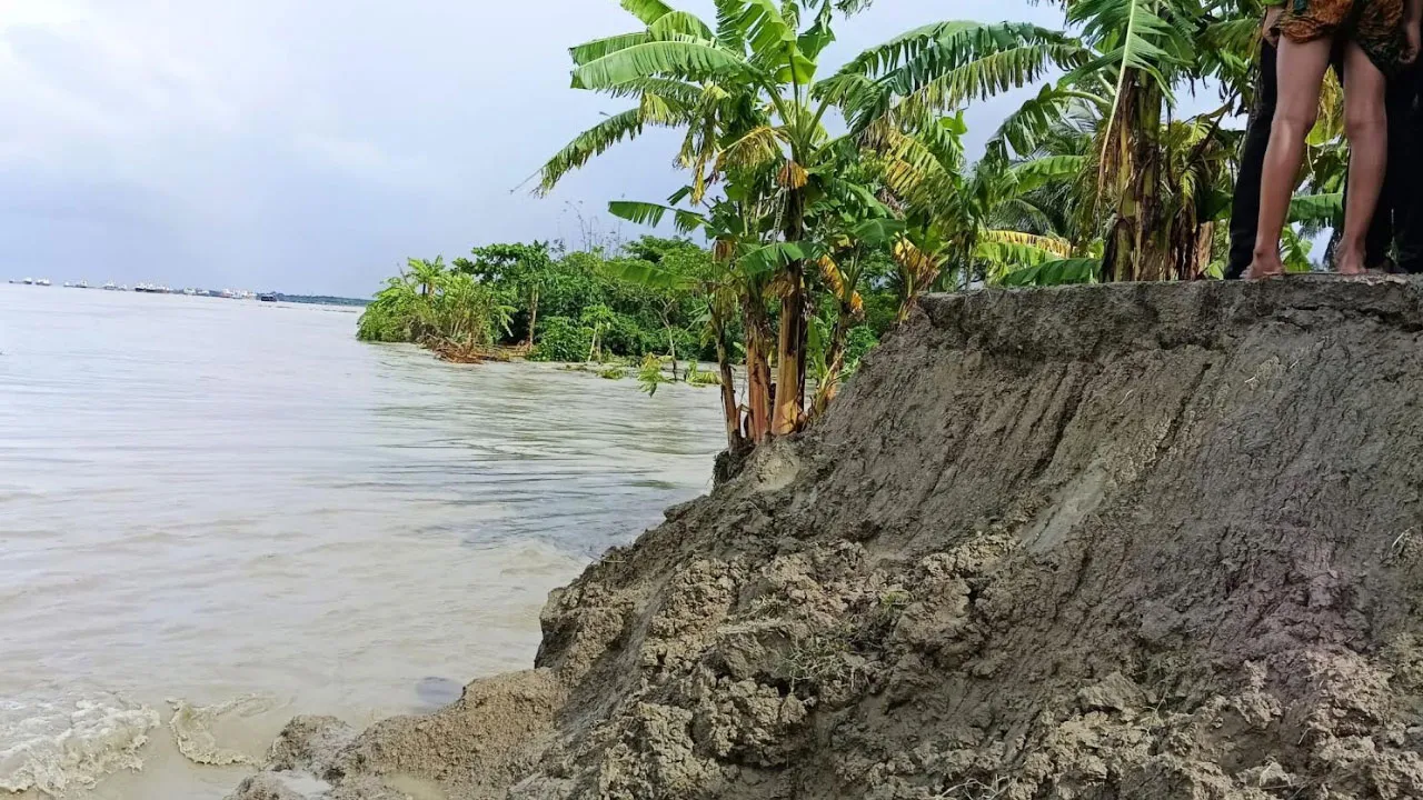 হাতিয়ায় জোয়ারে ৩ কিলোমিটার বেড়িবাঁধ ক্ষতিগ্রস্ত