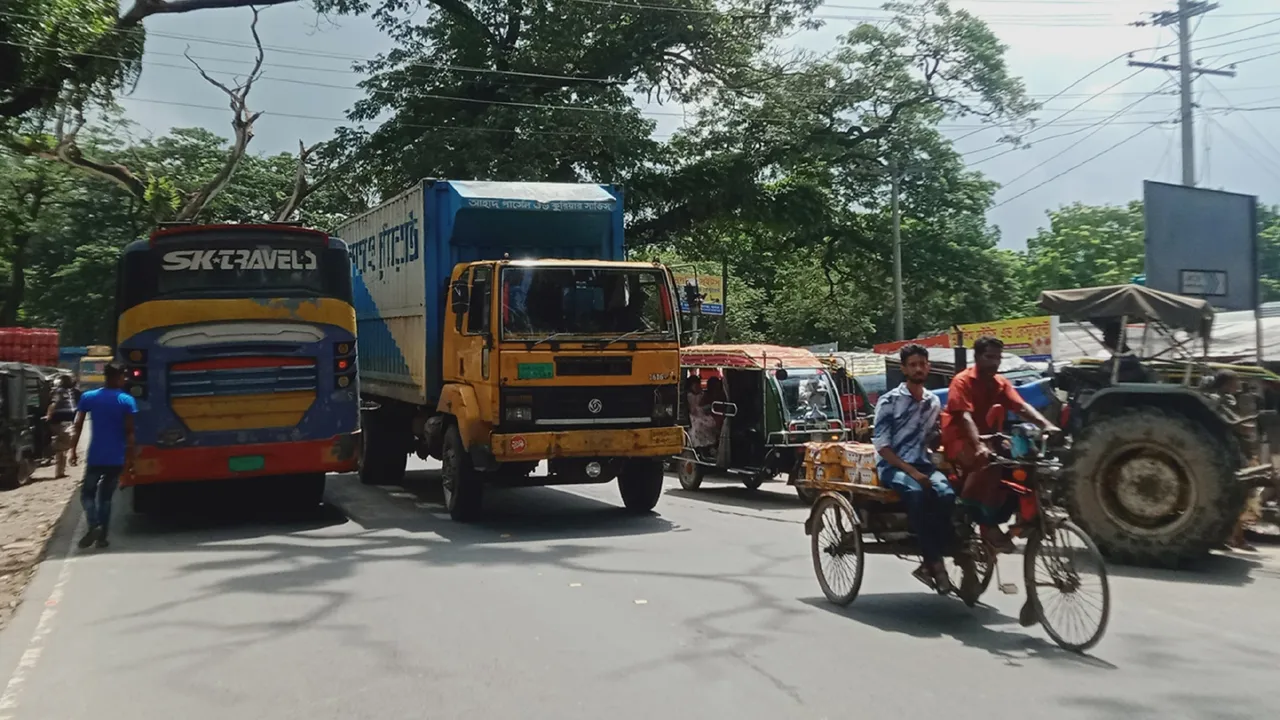 যশোর-বেনাপোল মহাসড়কে যানজট, বাড়ছে দুর্ভোগ