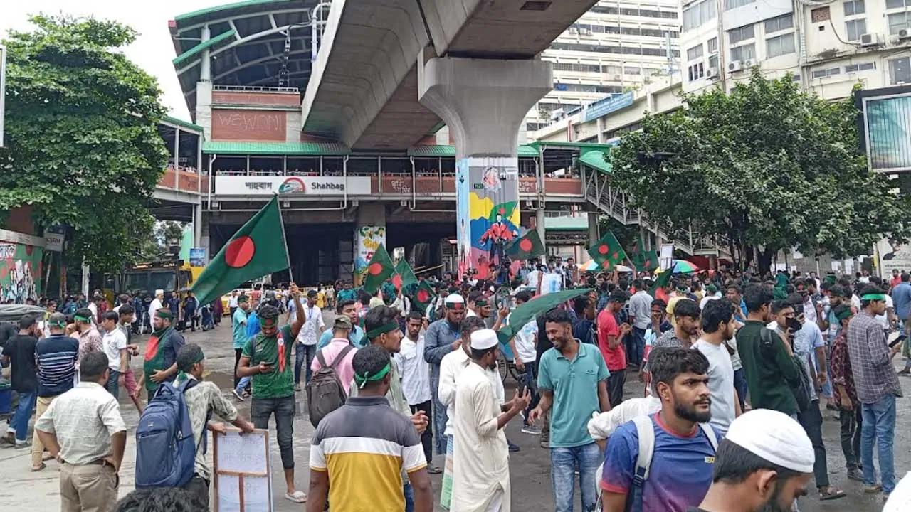 ‘অন্তর্বর্তী সরকার, জুলাই সনদ দরকার’ –স্লোগান দিয়ে শাহবাগ অবরোধ
