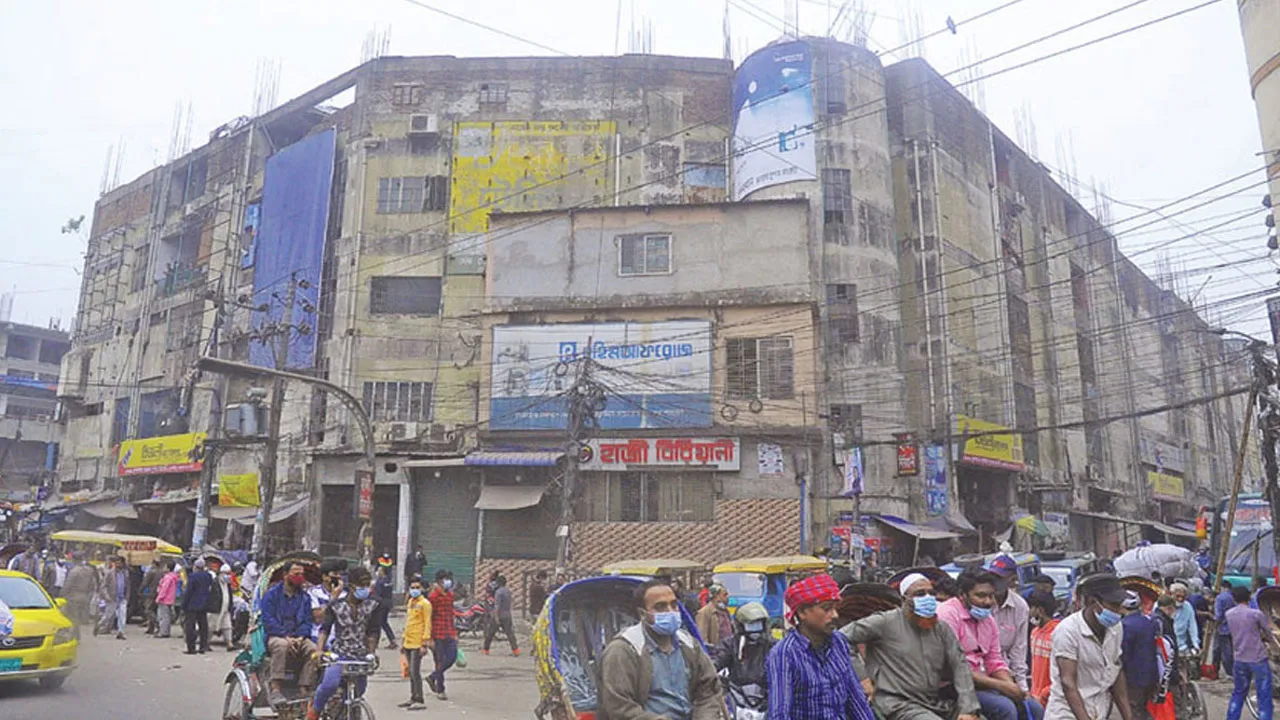 গুলিস্তানে সুন্দরবন মার্কেটে আগুন, নিয়ন্ত্রণে ১১ ইউনিট