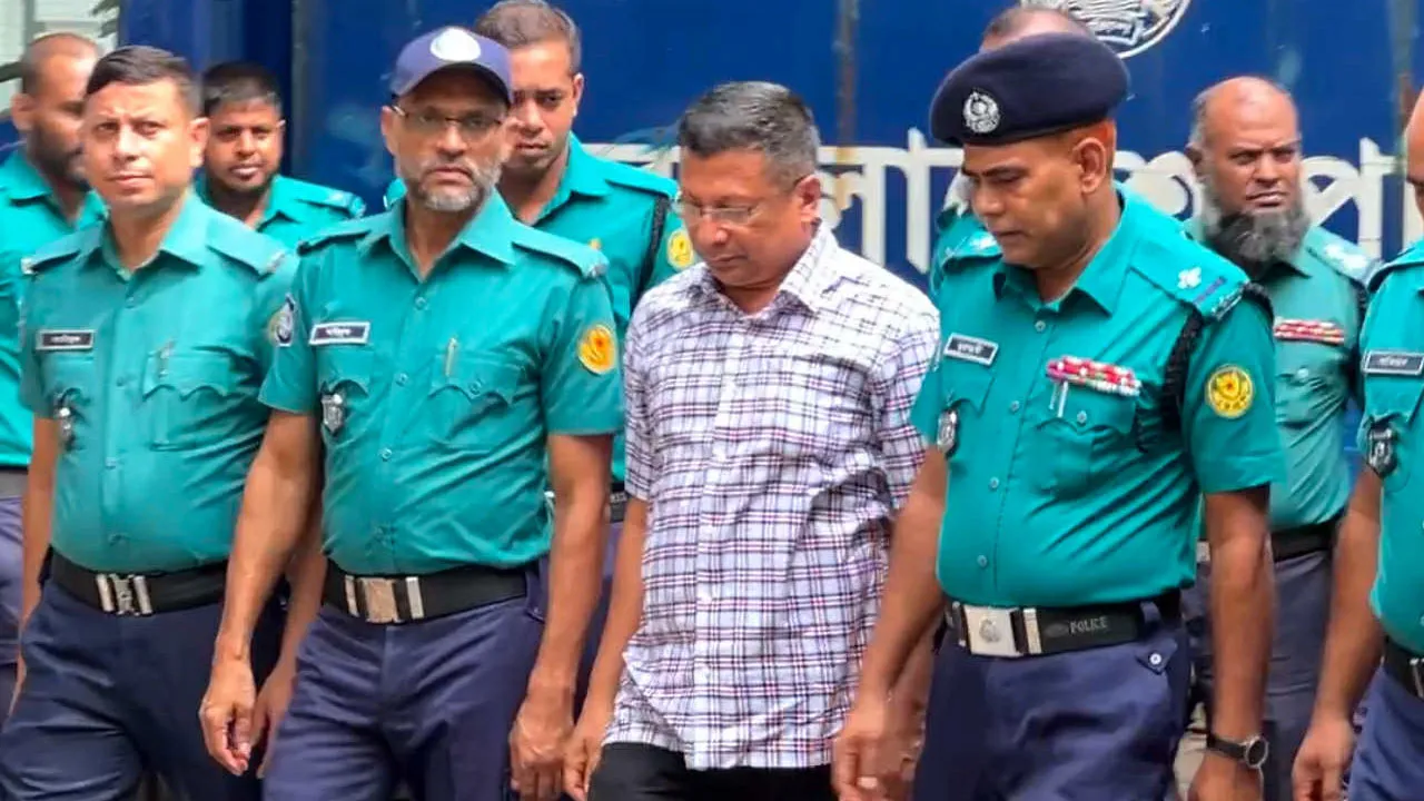 রাজসাক্ষী সাবেক আইজিপি চৌধুরী মামুন ট্রাইব্যুনালে, নেই হেলমেট-হাতকড়া
