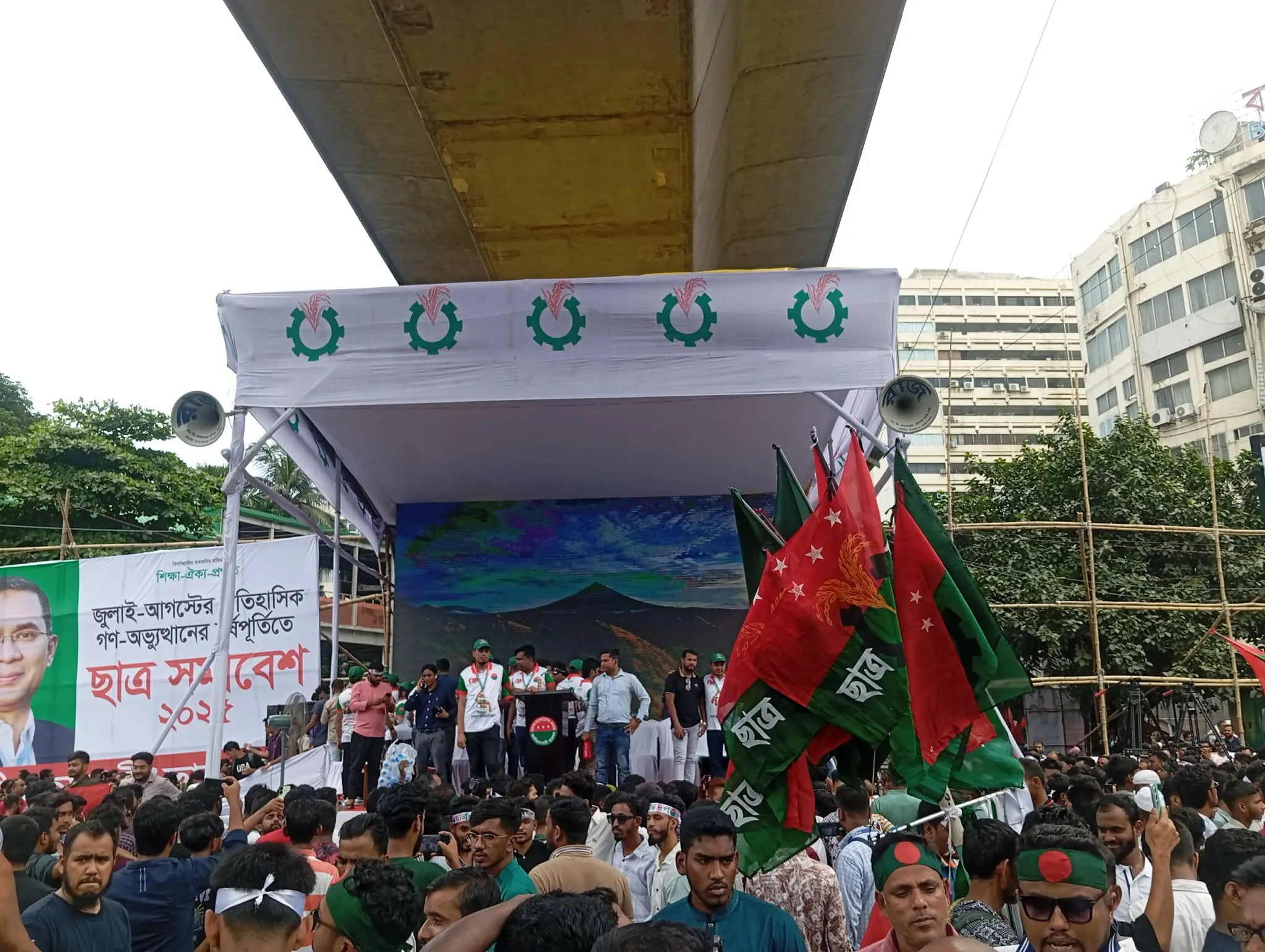 শাহবাগে সমাবেশের মঞ্চ প্রস্তুত, জড়ো হচ্ছেন ছাত্রদল নেতাকর্মীরা