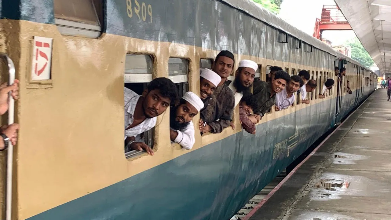 কোচ পছন্দ না হওয়ায় বিক্ষোভ, এক ঘণ্টা বিলম্বে ছাড়ল জুলাই বিশেষ ট্রেন