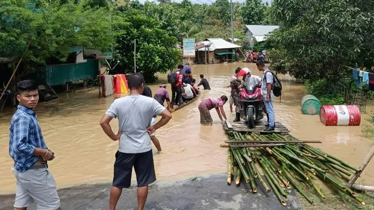 ভারী বৃষ্টিতে ডুবলো সড়ক, সাজেকে আটকা কয়েকশ পর্যটক