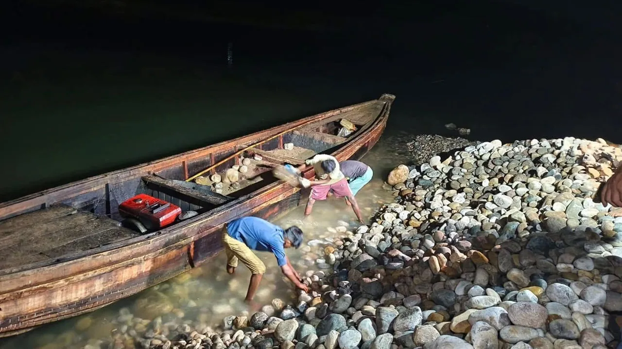 লুট হওয়া পাথর আগের জায়গায় ফেলতে হাইকোর্টের নির্দেশ