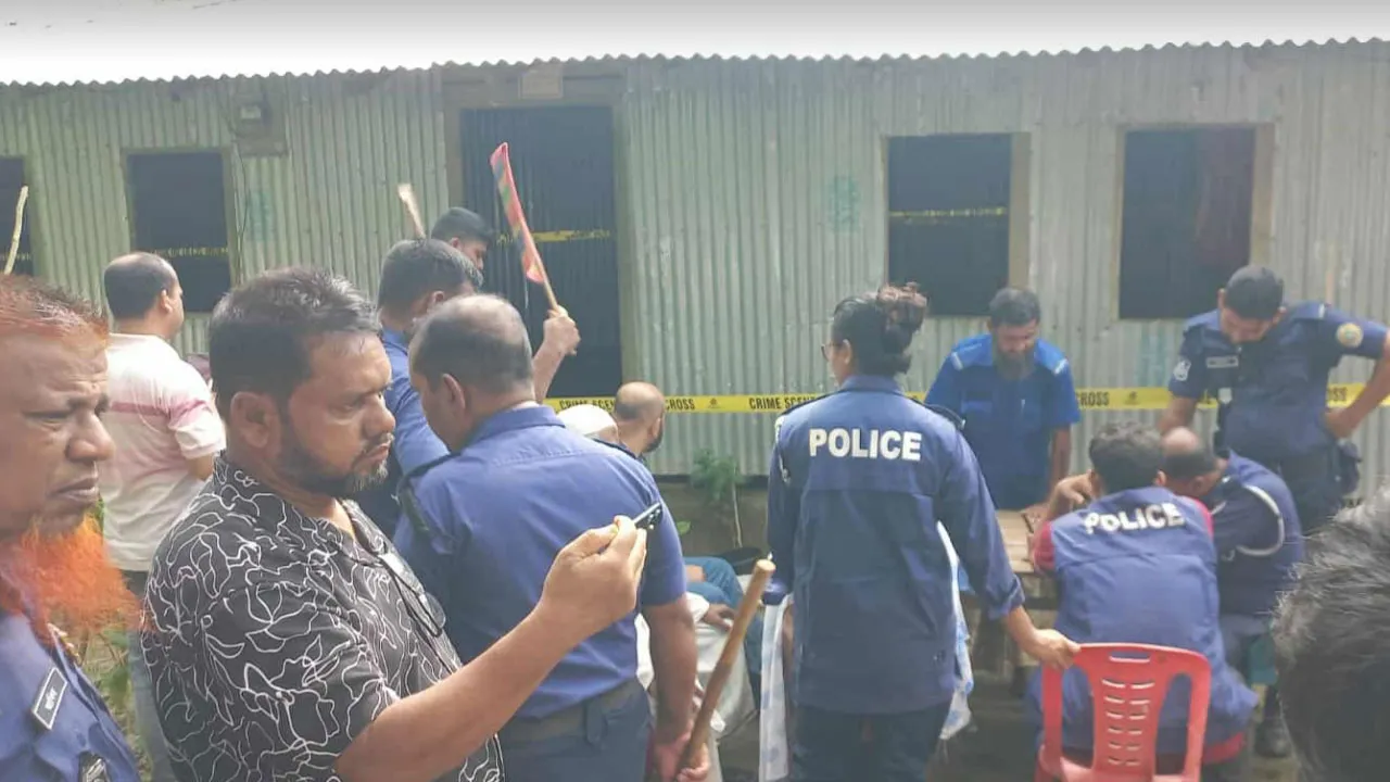 নিজ ঘর থেকে স্ত্রীর গলাকাটা ও স্বামীর ঝুলন্ত মরদেহ উদ্ধার