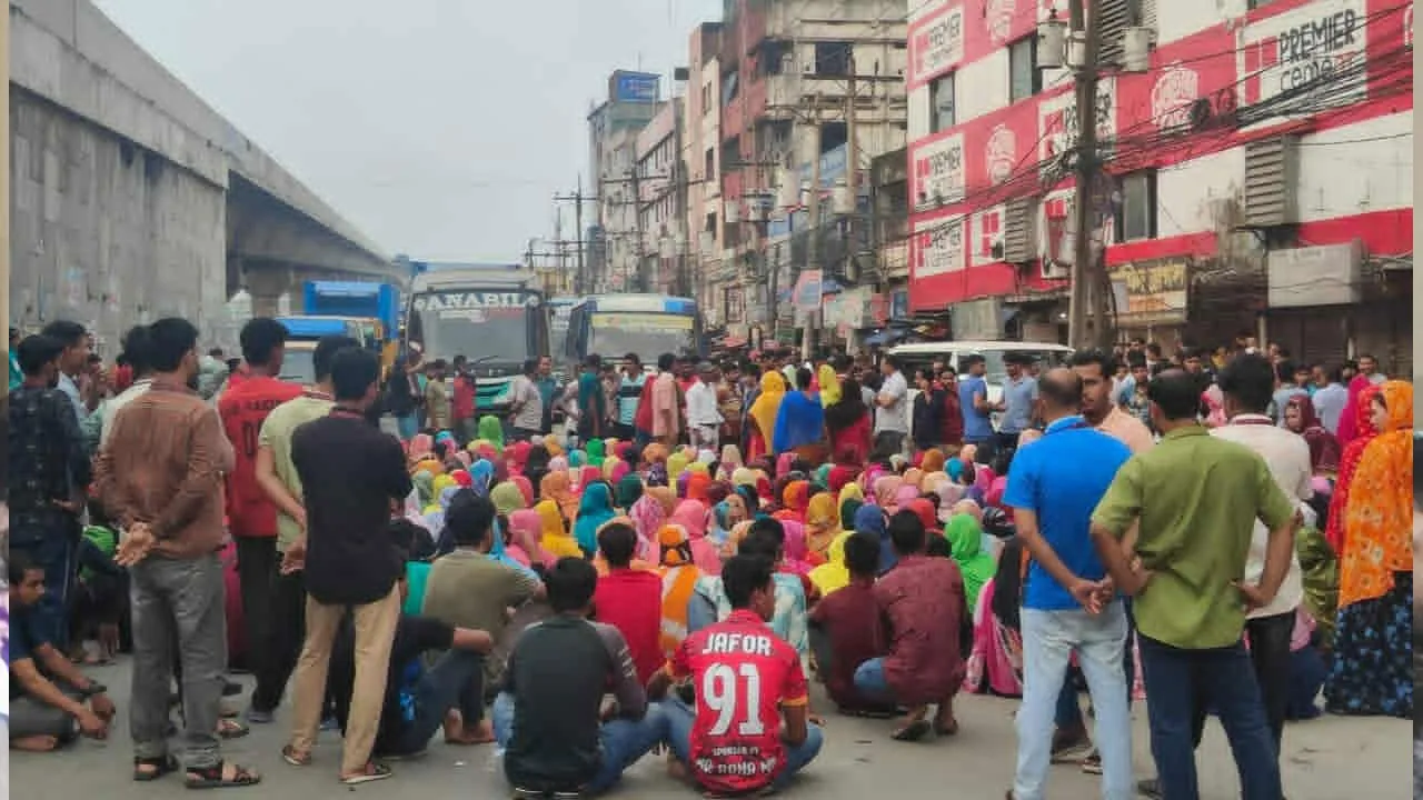 বেতনের দাবিতে শ্রমিকদের বিক্ষোভ, গাজীপুরে দুই মহাসড়কে যান চলাচল বন্ধ