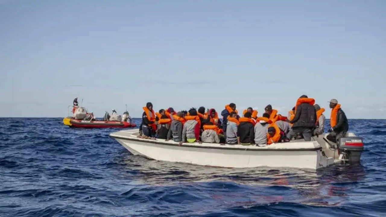 লিবিয়ার উপকূলে শরণার্থী বহনকারী নৌকায় আগুন, নিহত অন্তত ৫০