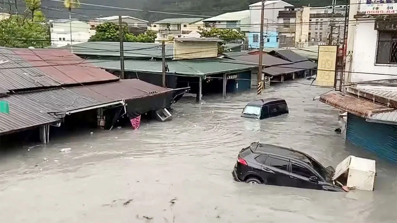 সুপার টাইফুন রাগাসার আঘাতে তাইওয়ানে নিহত ১৪, নিখোঁজ ১২৪
