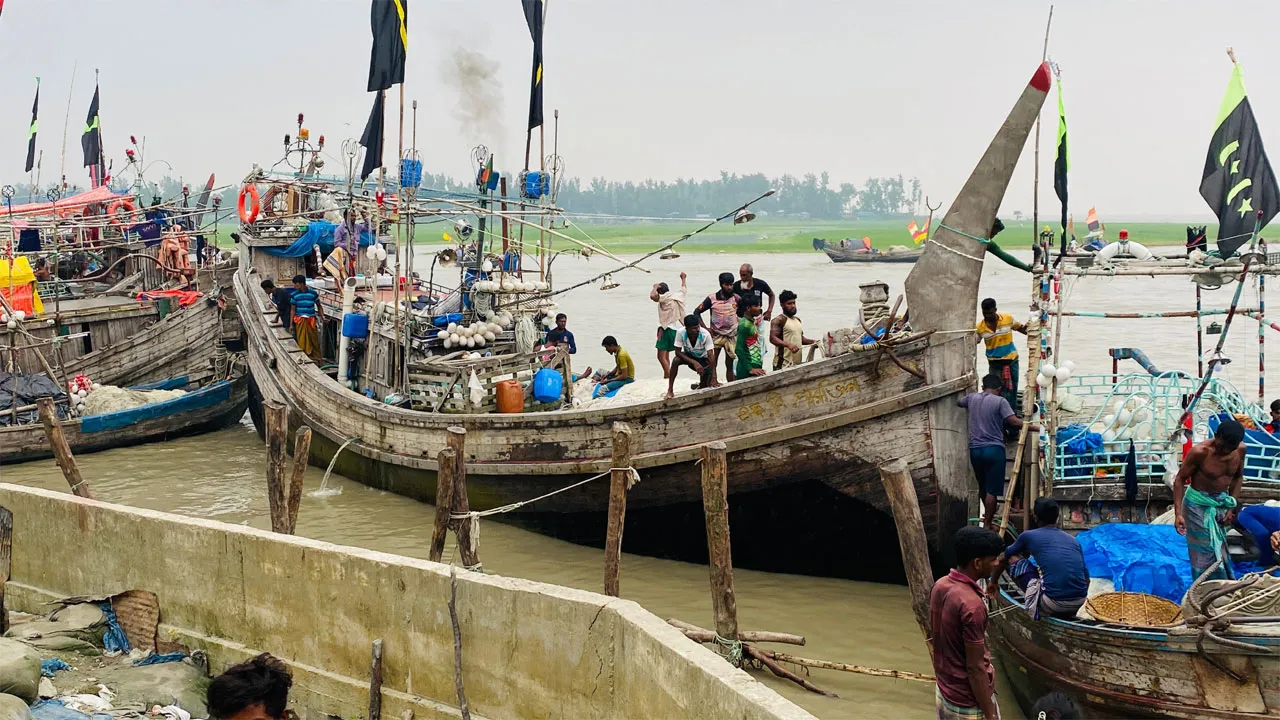 ইলিশ শিকারে নিষেধাজ্ঞা, উপকূলজুড়ে জেলেদের দীর্ঘশ্বাস