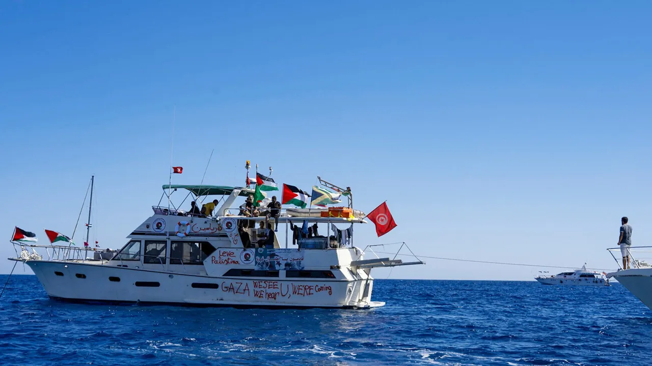 সুমুদ ফ্লোটিলার জাহাজে উঠে পড়ল ইসরায়েলি সেনারা