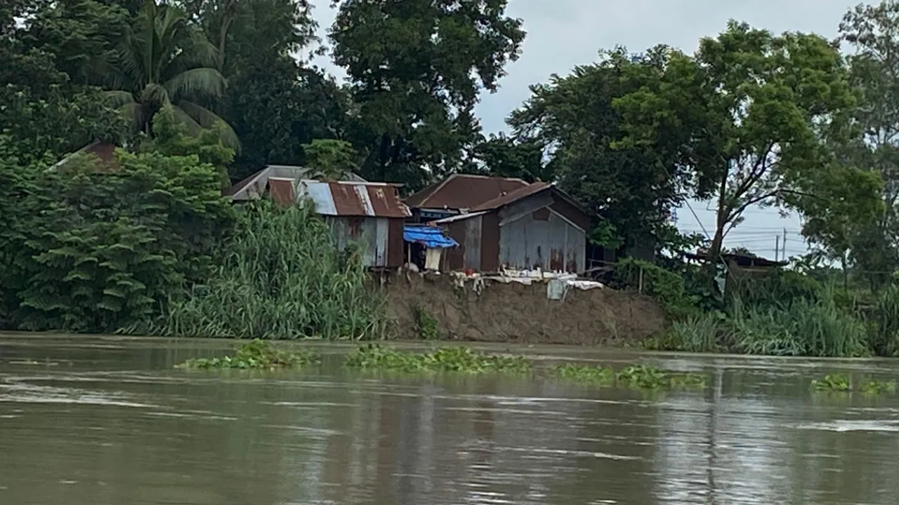 তুরাগ নদের বাঁকে বাঁকে ভাঙন, ছোট হচ্ছে জনপদ
