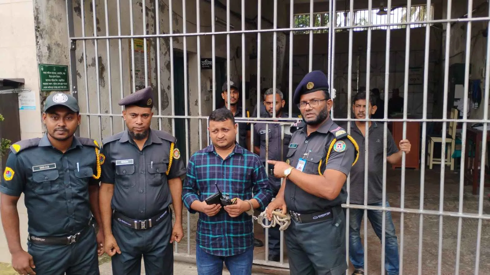 ভুয়া গোয়েন্দা সংস্থার সদস্য আটক