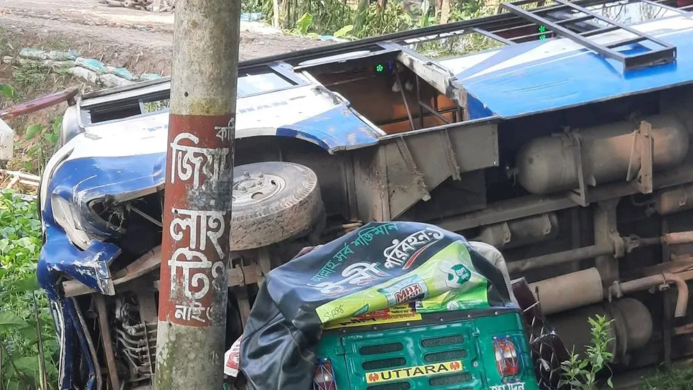 বাসের ধাক্কায় একই পরিবারের তিনজনসহ নিহত ৫