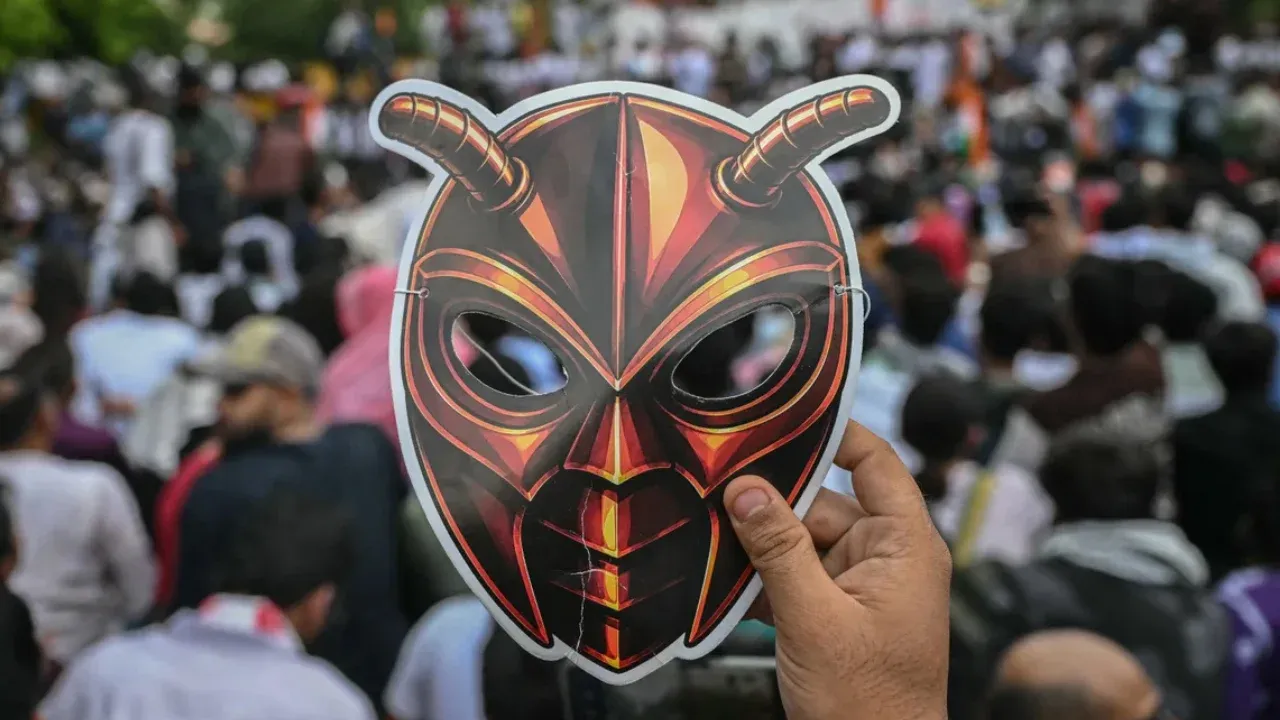 সব ‘ককরোচ’ একযোগে বেড়িয়ে এলে কী ঘটবে ভারতে