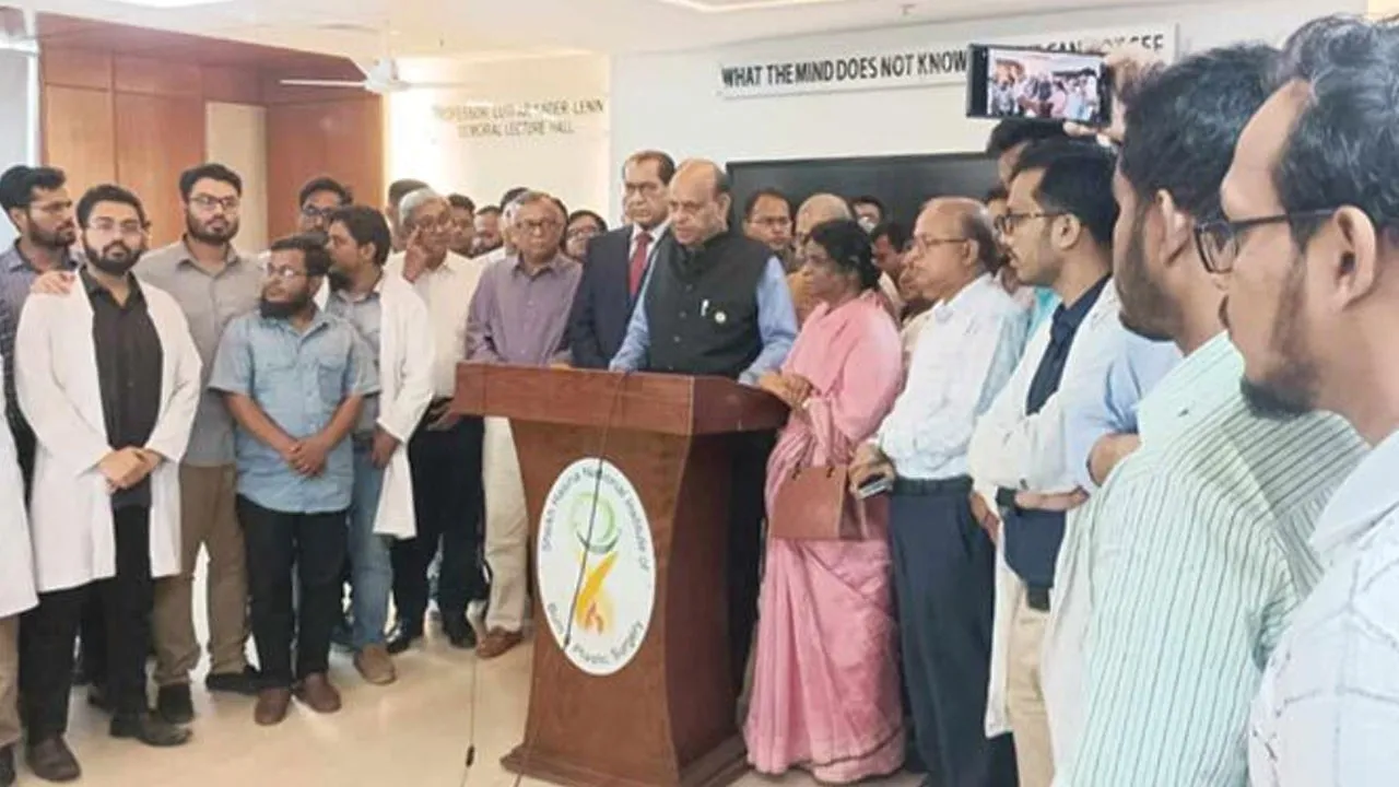 সরকারের আশ্বাসে ইন্টার্ন চিকিৎসকদের আন্দোলন স্থগিত