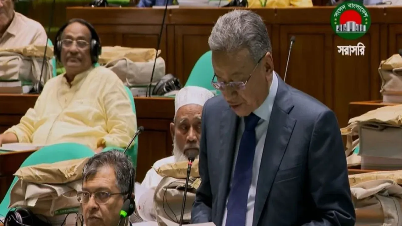 সংসদে জাতীয় বাজেট উপস্থাপন করছেন অর্থমন্ত্রী
