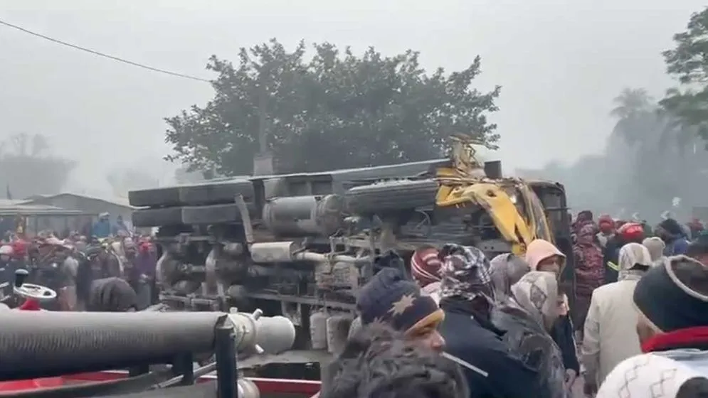 রাজশাহীতে নিয়ন্ত্রণ হারিয়ে বাজারে বালুর ট্রাক, নিহত ৪