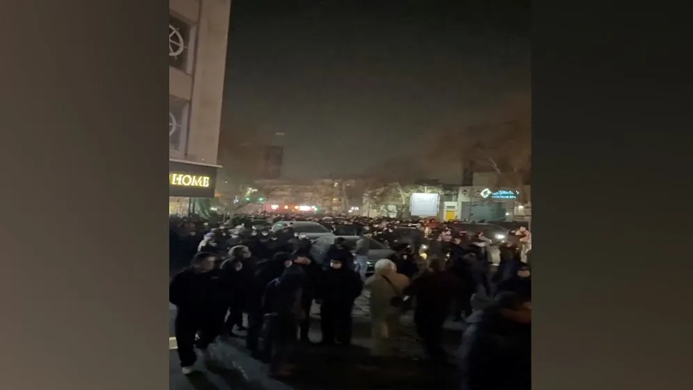 তেহরানে মসজিদে আগুন, বিপ্লব পূর্ববর্তী পতাকা উড়াল বিক্ষোভকারীরা