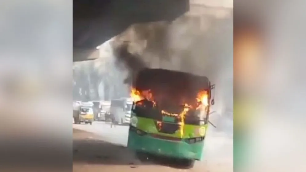 উত্তরায় বাসে আগুন