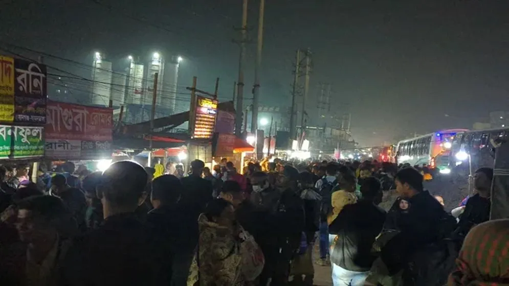 ভোটের ছুটিতে ঘরমুখো মানুষের উপচে পড়া ভিড়, ফাঁকা হচ্ছে ঢাকা