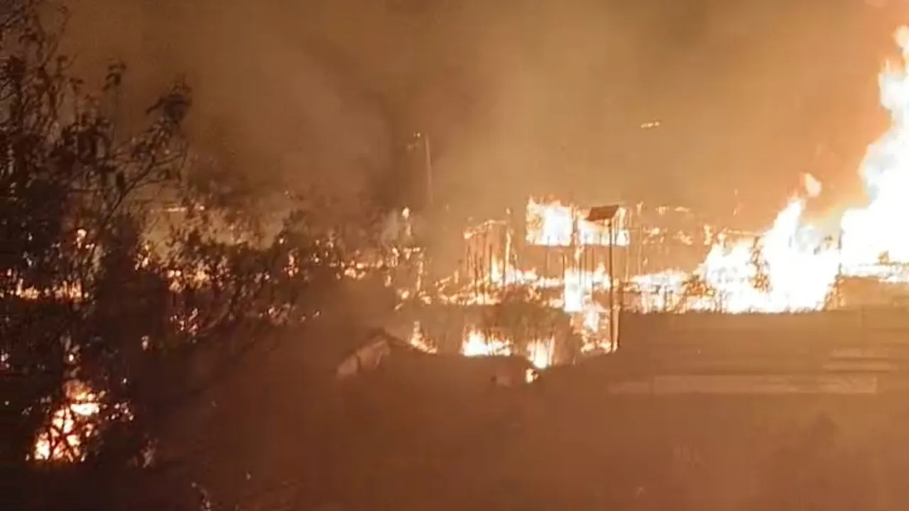 মধ্যরাতে উখিয়ার রোহিঙ্গা ক্যাম্পে আগুন