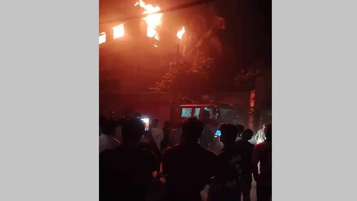 হাজারীবাগে জুতার গুদামে আগুন, ৪ ঘণ্টা পর নিয়ন্ত্রণে