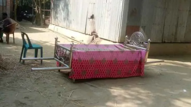 সম্পত্তি বণ্টনের দাবিতে দাফনে বাধা, উঠানে পড়ে রইল বাবার মরদেহ