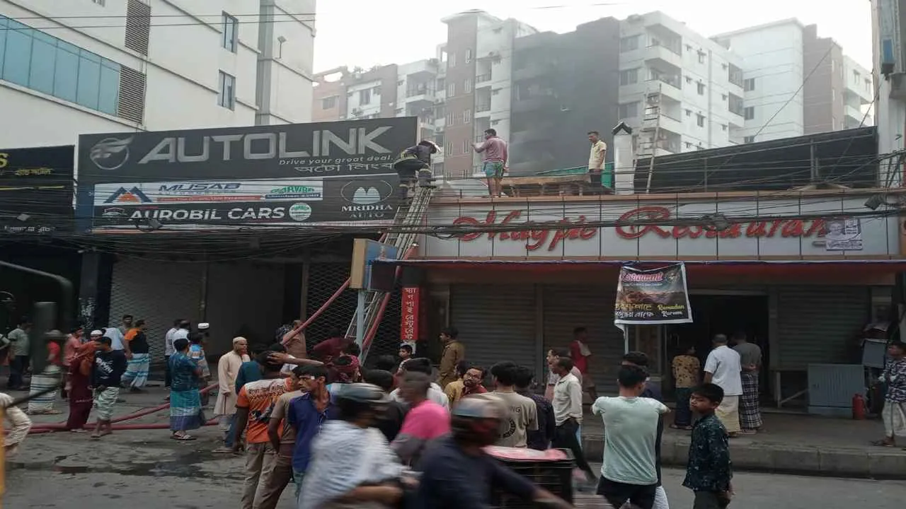 দেড় ঘণ্টা পর নর্দায় গাড়ির গ্যারেজের আগুন নিয়ন্ত্রণে