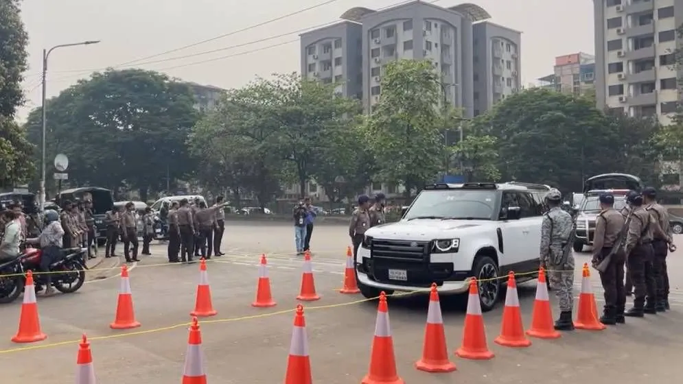 অধিবেশনে যোগ দিতে সংসদে ঢুকছেন এমপিরা