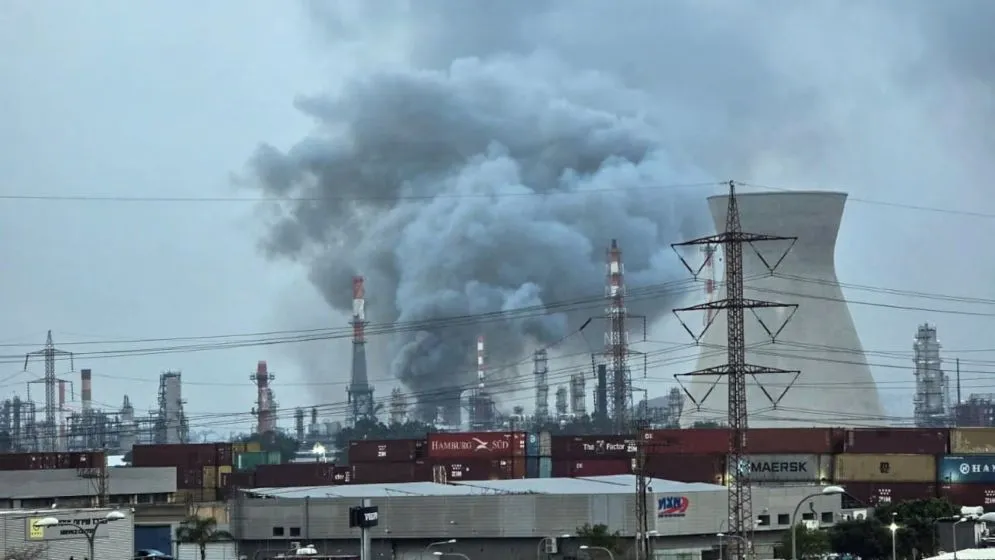 ইরানের হামলায় ইসরাইলের তেল শোধনাগারে আগুন
