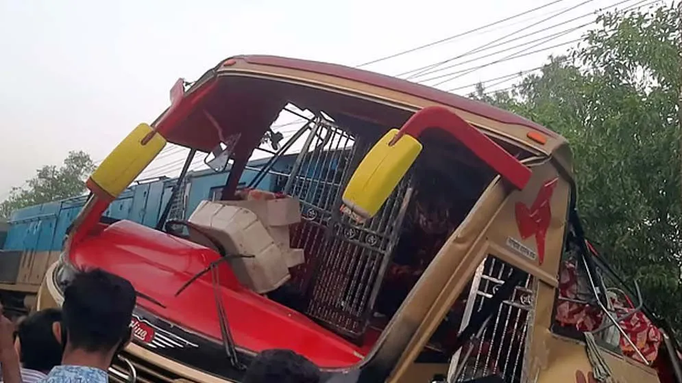 কুমিল্লায় বাসে ট্রেনের ধাক্কায় শিশু নারীসহ নিহত ১২