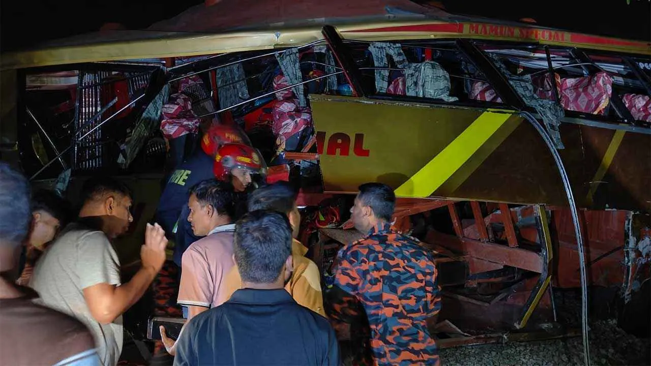 কুমিল্লায় বাসে ট্রেনের ধাক্কা, দুর্ঘটনার কারণ তদন্তে দুটি কমিটি