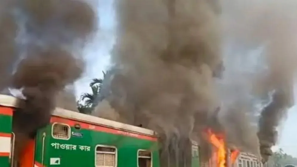 সীতাকুণ্ডে চট্টলা এক্সপ্রেসে ভয়াবহ আগুন