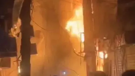 বংশালে গভীর রাতে ভবনে আগুন, ৪ ইউনিটের চেষ্টায় নিয়ন্ত্রণে