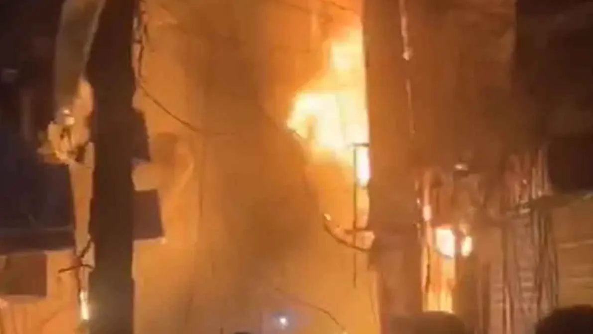 বংশালে গভীর রাতে ভবনে আগুন, ৪ ইউনিটের চেষ্টায় নিয়ন্ত্রণে