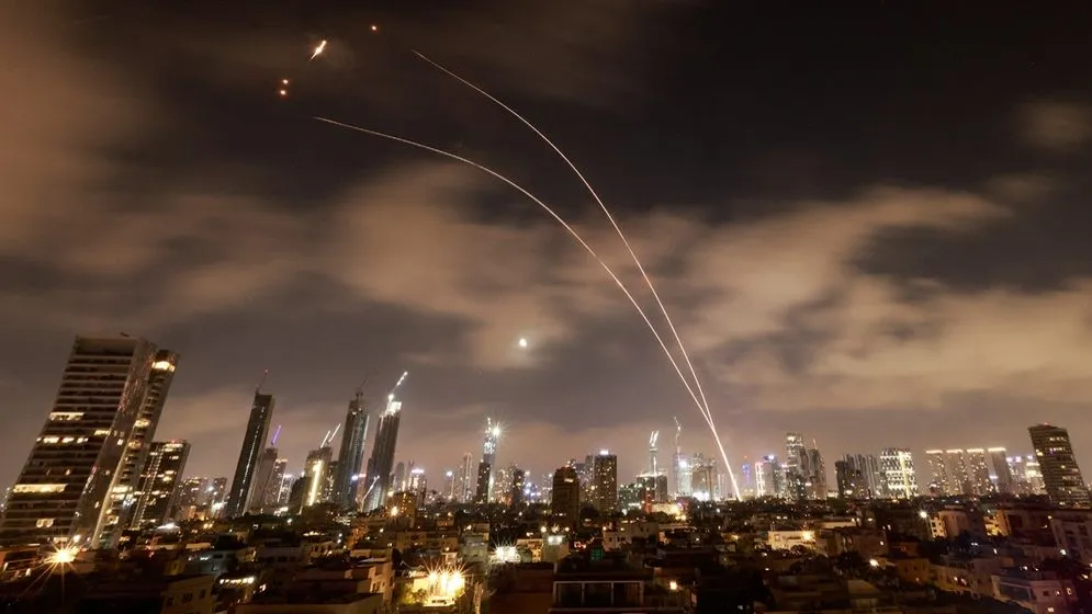 ইসরাইলে দফায় দফায় ক্ষেপণাস্ত্র হামলা চালিয়েছে ইরান
