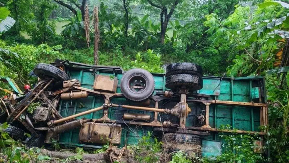 কুমিল্লায় ট্রাক খাদে পড়ে প্রাণ গেল ৭ জনের