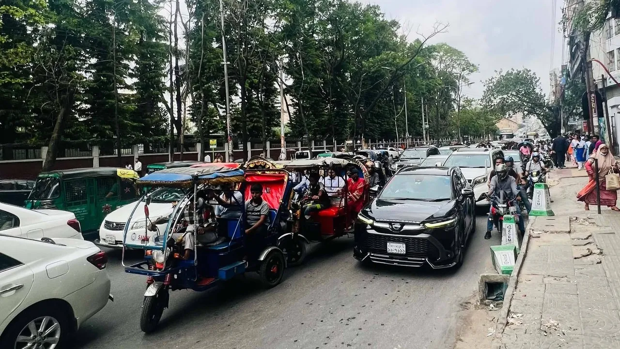 ঢাকার সড়কে তীব্র যানজট, ভোগান্তিতে এসএসসি পরীক্ষার্থীরা