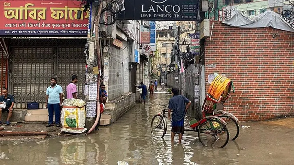 ভোরে বৃষ্টিতে ঢাকার বিভিন্ন স্থানে জলাবদ্ধতা