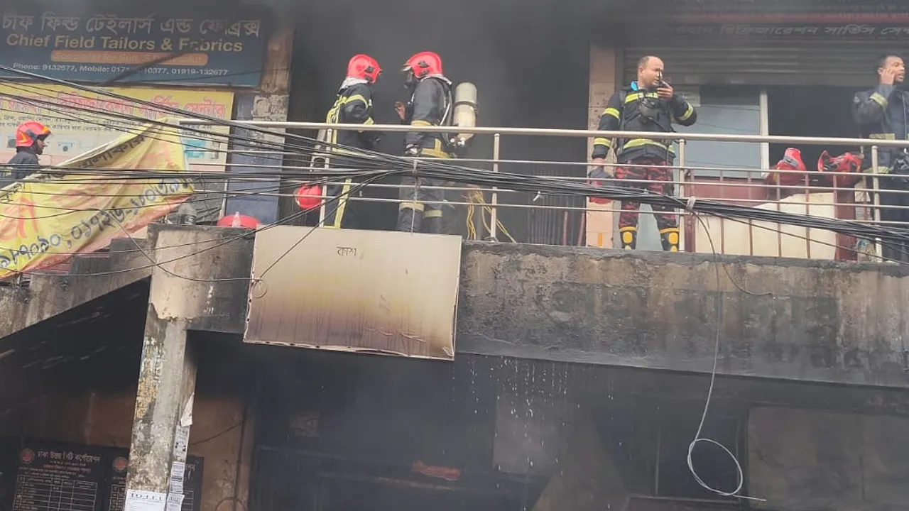 ১০ ইউনিটের চেষ্টায় বিজয় সরণির কলমিলতা বাজারের আগুন নিয়ন্ত্রণে