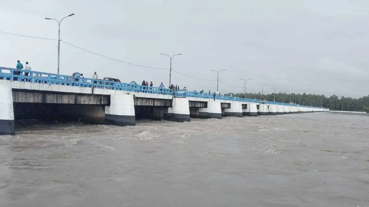 উজানের ঢলে তিস্তার পানি বিপৎসীমা ছুঁইছুঁই
