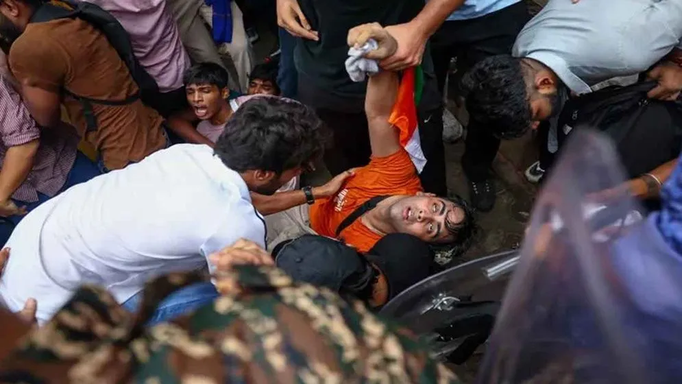দিল্লিতে পুলিশের সঙ্গে বিক্ষোভকারীদের সংঘর্ষ, ইন্টারনেট বন্ধ