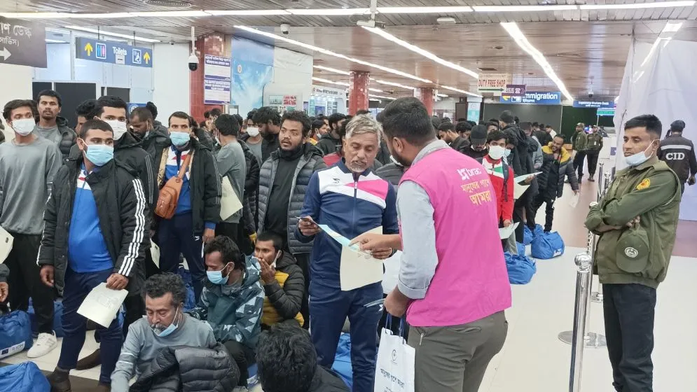 দেশে ফিরলেন লিবিয়ায় বন্দি থাকা ১৭৪ বাংলাদেশি