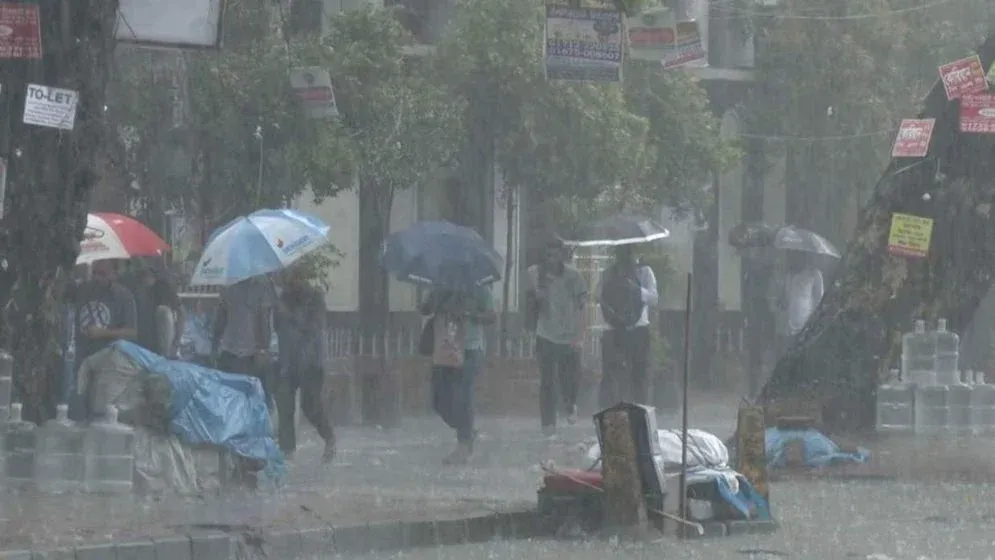 দুপুরের মধ্যে দেশের ১১ জেলায় ঝোড়ো হাওয়াসহ বজ্রবৃষ্টির আভাস