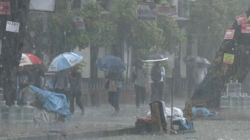 দুপুরের মধ্যে দেশের ১১ জেলায় ঝোড়ো হাওয়াসহ বজ্রবৃষ্টির আভাস